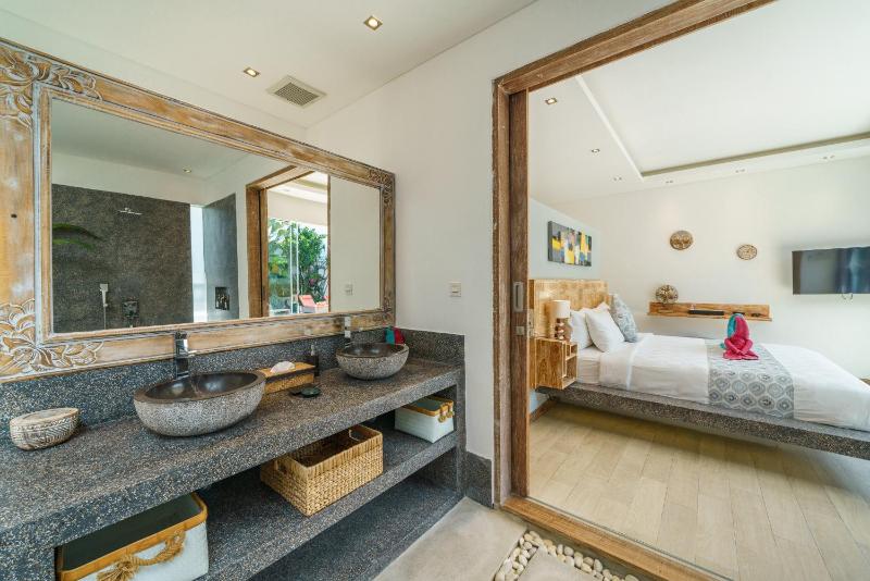 Villa Harlow: Stylish 3BR Villa - Centrally Located in Berawa - image 28
