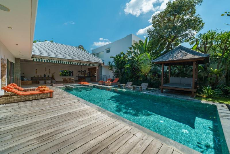 Villa Harlow: Stylish 3BR Villa - Centrally Located in Berawa - image 25