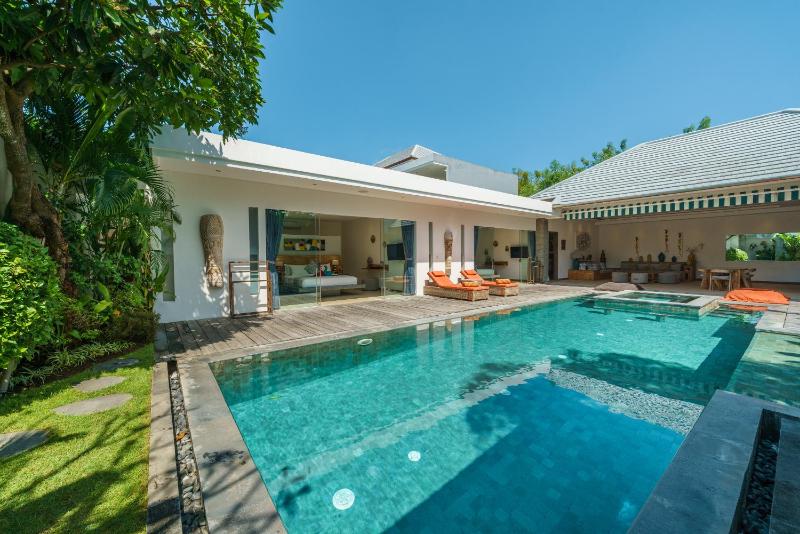 Villa Harlow: Stylish 3BR Villa - Centrally Located in Berawa - image 22