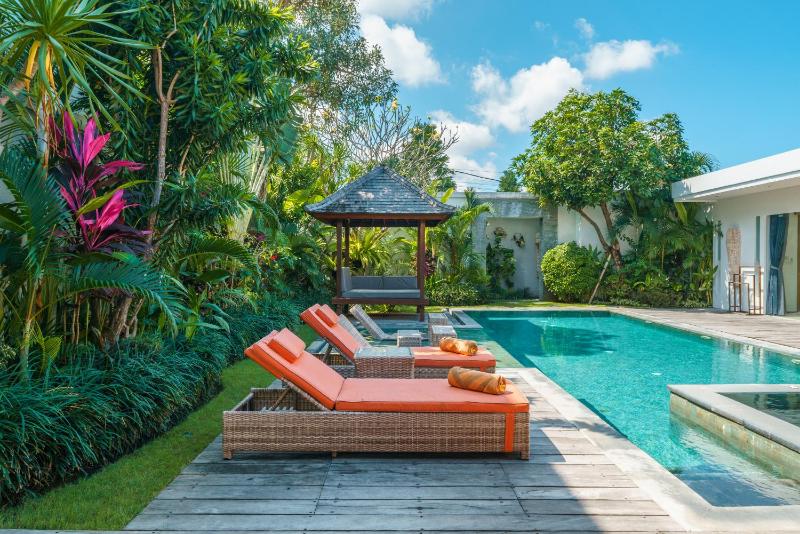 Villa Harlow: Stylish 3BR Villa - Centrally Located in Berawa - image 17