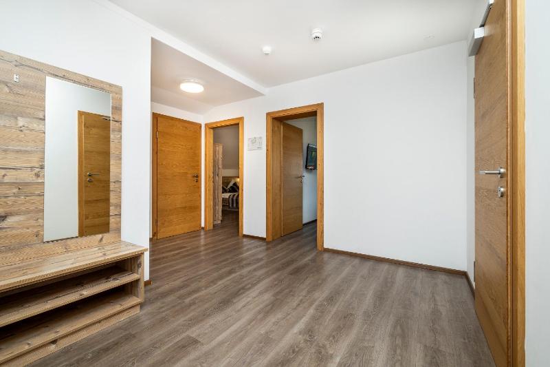 Deluxe Two-Bedroom Apartment image 3