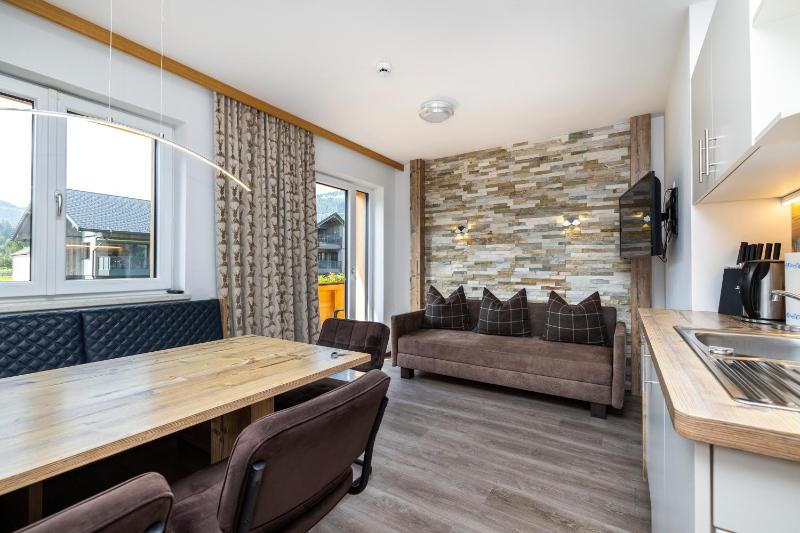 Deluxe Three-Bedroom Apartment image 4
