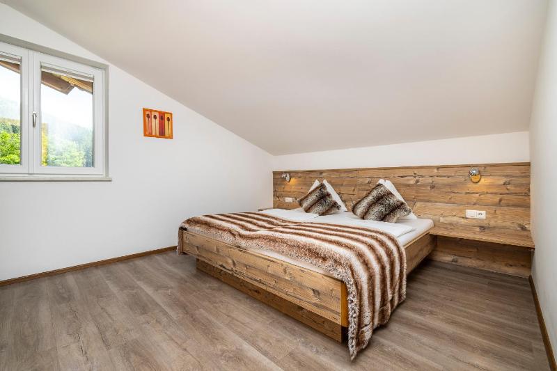 Deluxe Two-Bedroom Apartment image 4