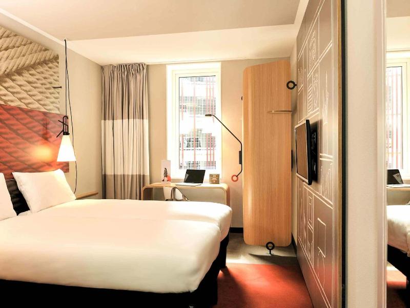 Standard Twin Room image 3