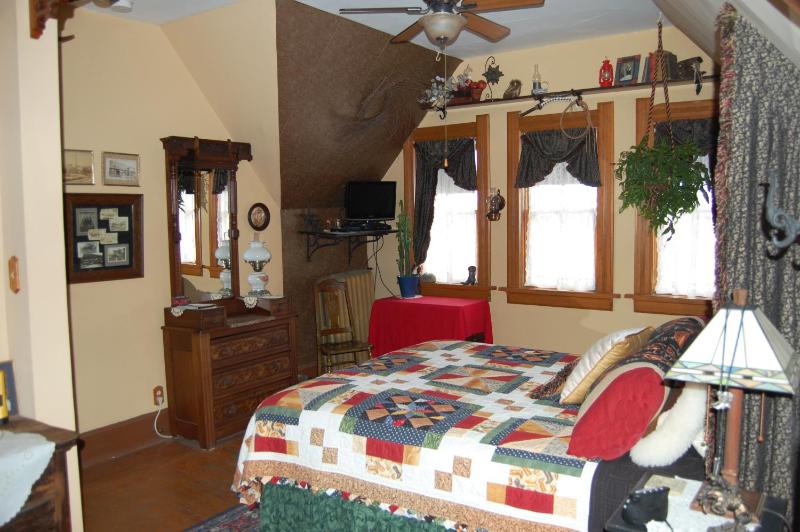 Queen Room with Shared Bathroom image 1