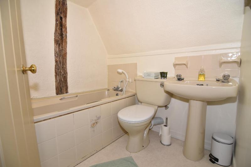 Classic Double Room with Bath image 4