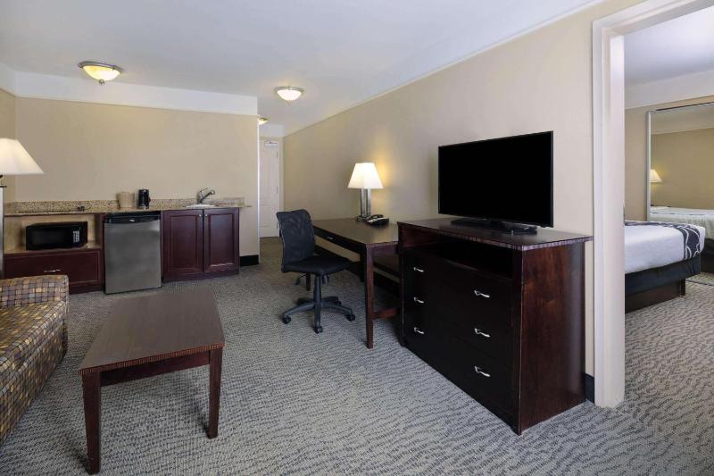 One-Bedroom King Suite - Non-Smoking image 2