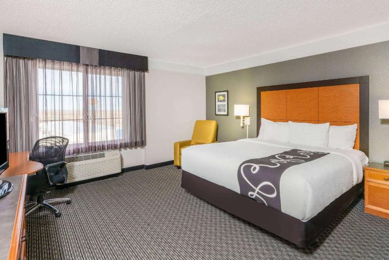 Deluxe King Room image 3