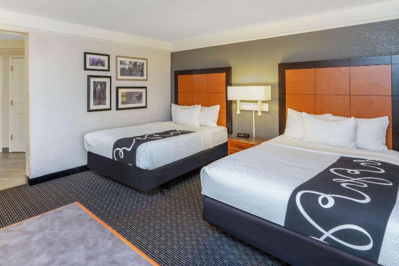 Double Room with Two Double Beds - Disability Access image 3