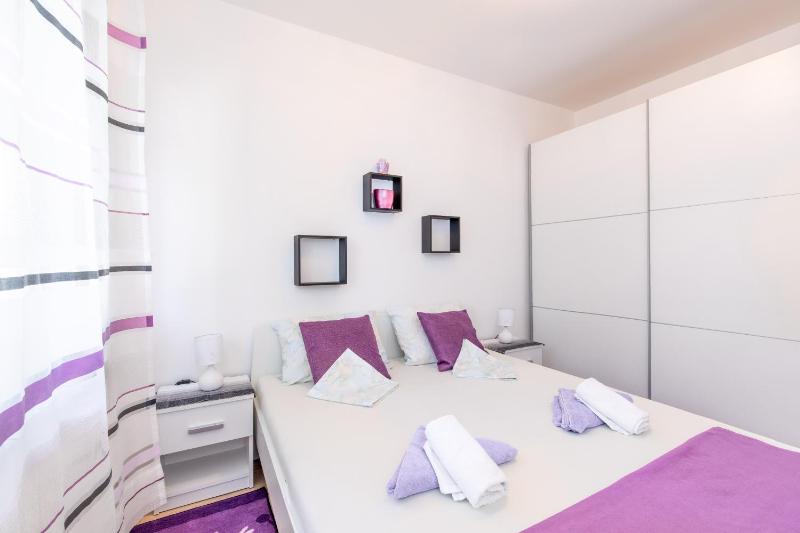 Apartment LAVANDA with beautiful garden - image 9