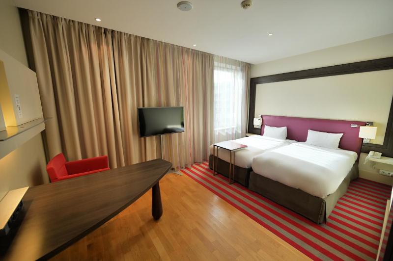 Classic Double Room with Twin Beds image 4