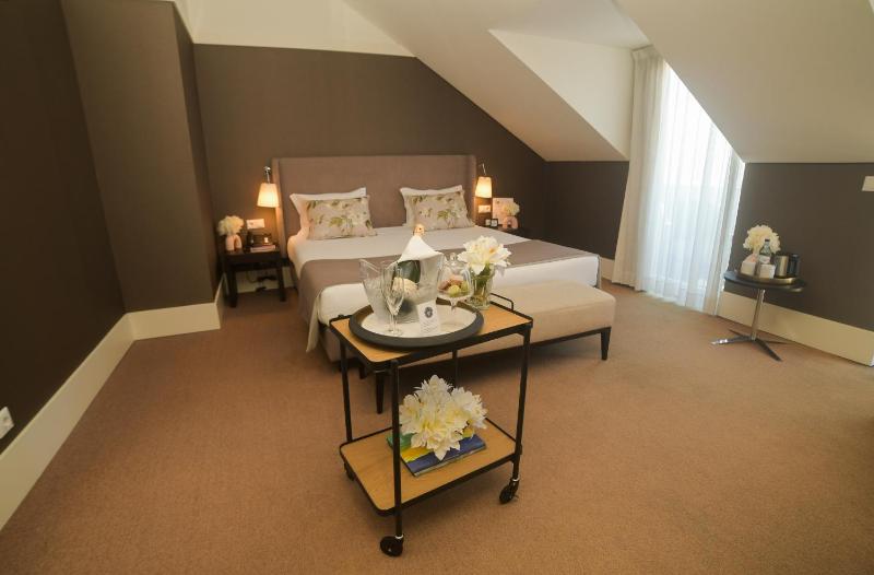 Deluxe Double or Twin Room with Balcony image 2