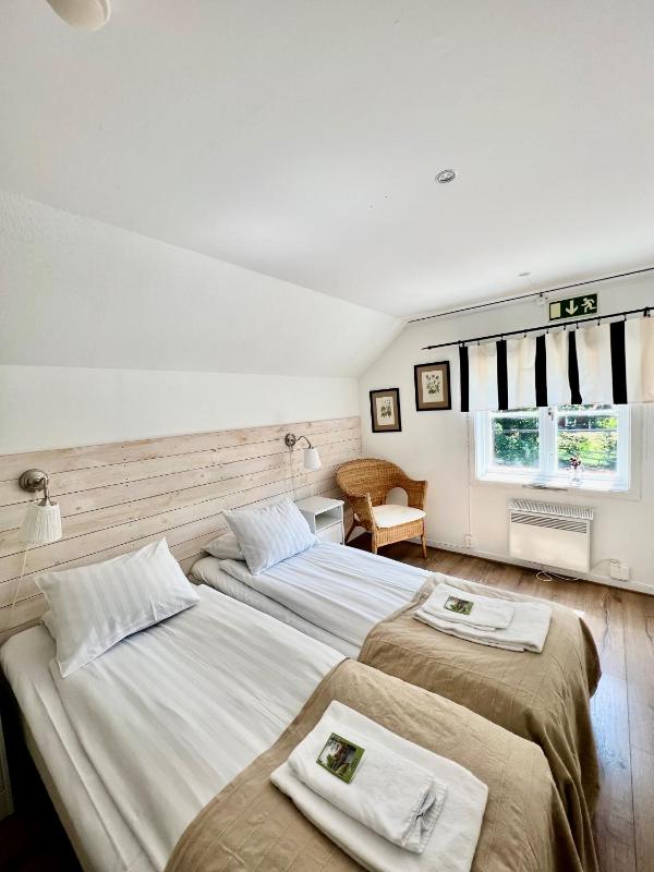 Twin Room with Shared Bathroom image 1