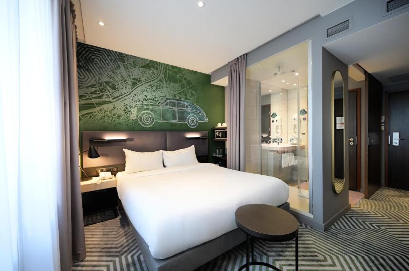 Classic Double Room image 3