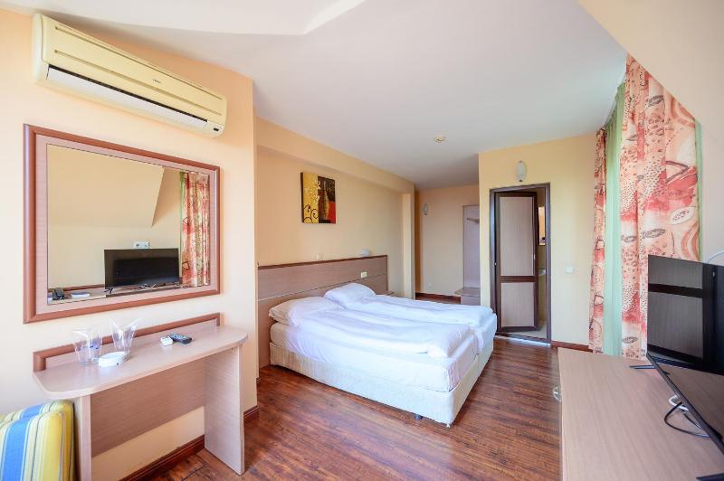 Twin Room with Balcony image 2