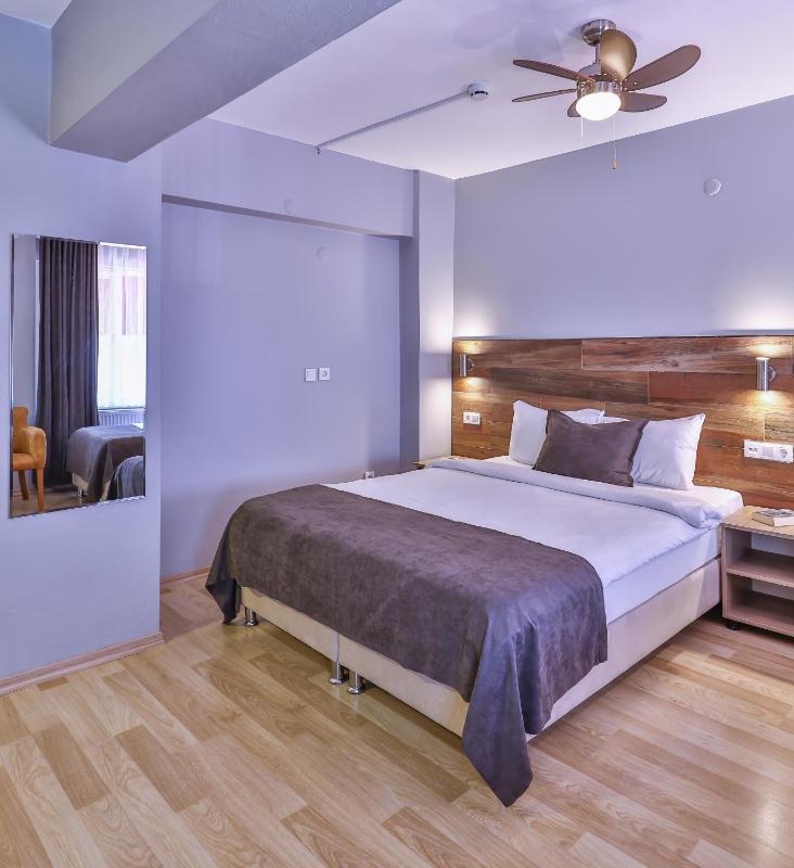 Superior Triple Room image 3
