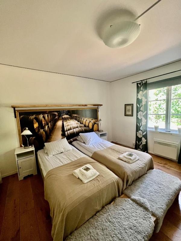 Twin Room with Shared Bathroom image 3