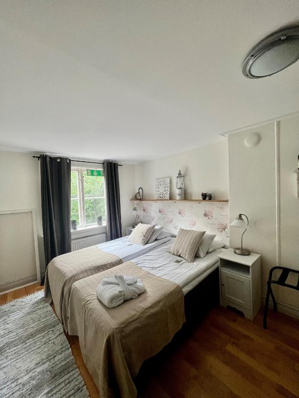 Twin Room image 2