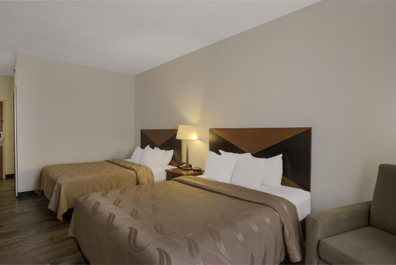Queen Room with Two Queen Beds - Smoking image 2