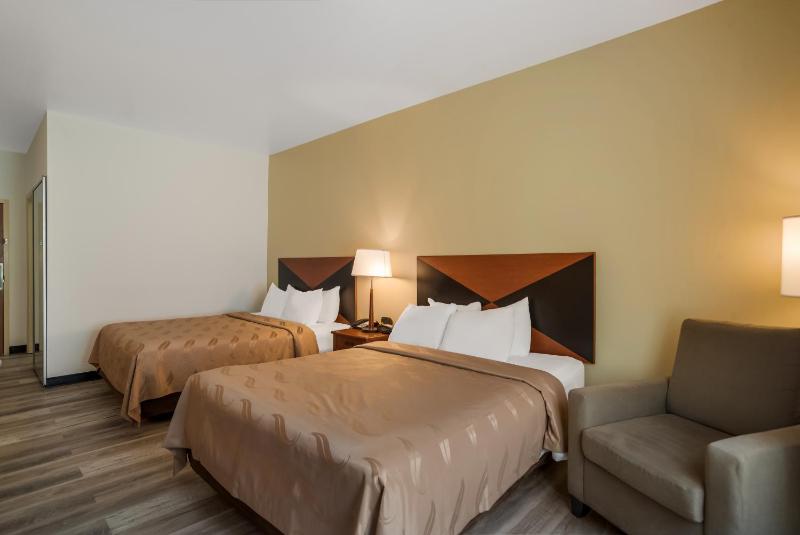 Queen Room with Two Queen Beds - Non-Smoking image 3
