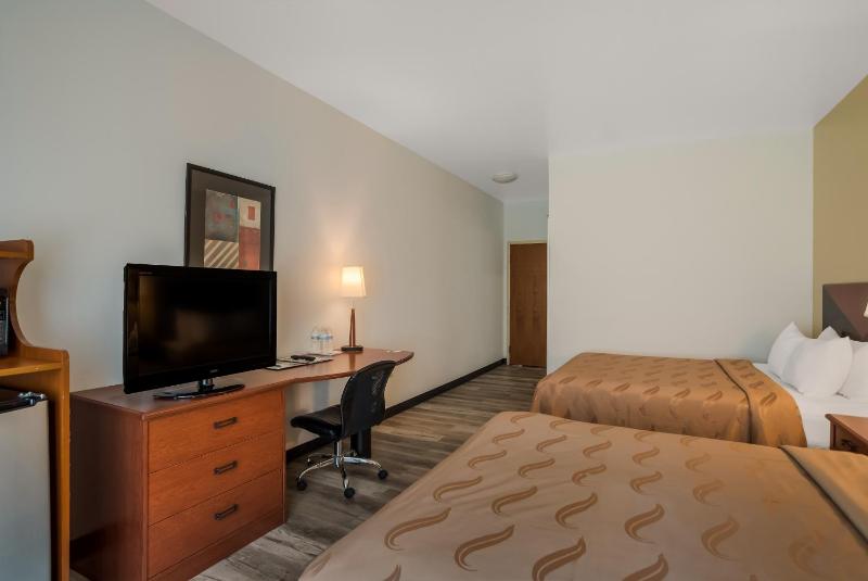 Queen Room with Two Queen Beds - Non-Smoking image 4