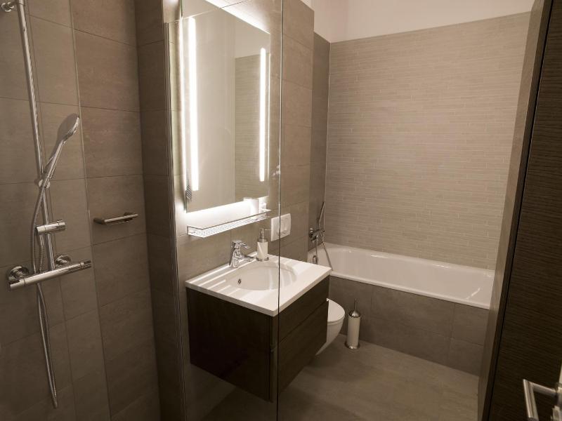 Luxury Three-Bedroom Apartment with Balcony and Two Bathrooms image 4