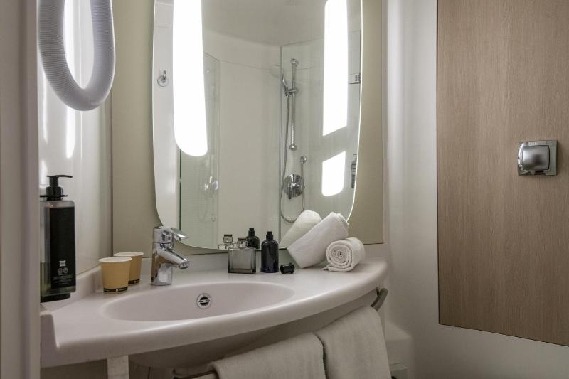Standard Twin Room image 4