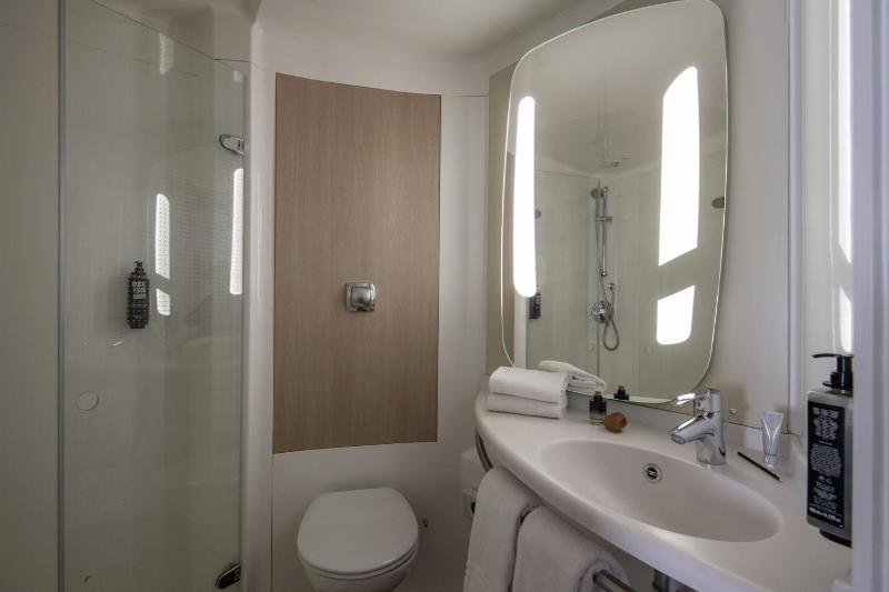 Standard Twin Room image 2
