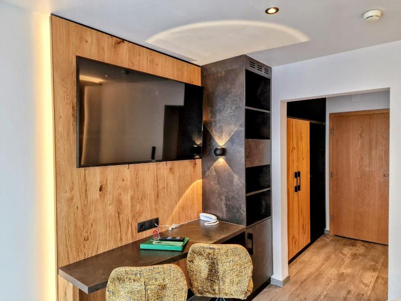Deluxe Double Room image 3