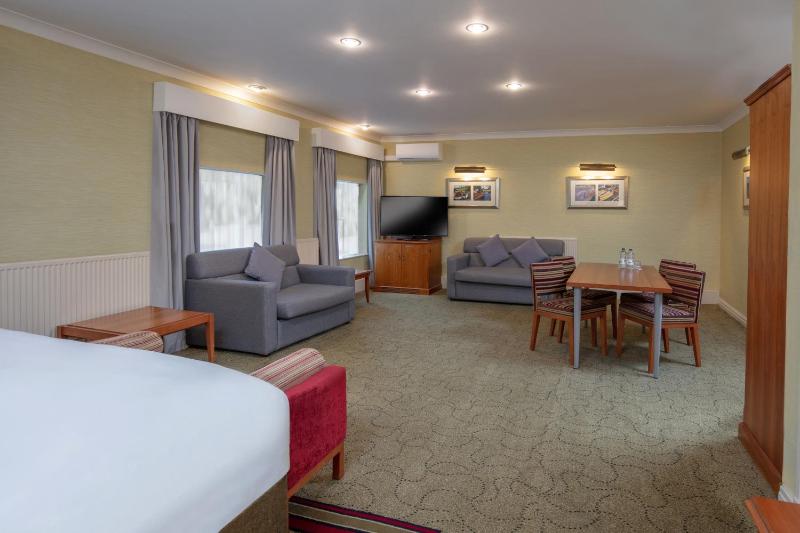 Superior Family Room image 3
