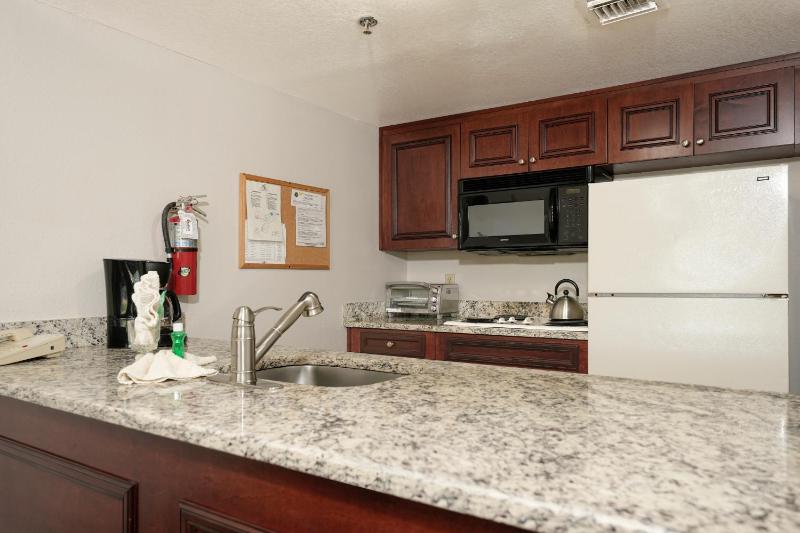 Deluxe One-Bedroom Suite with Balcony image 4