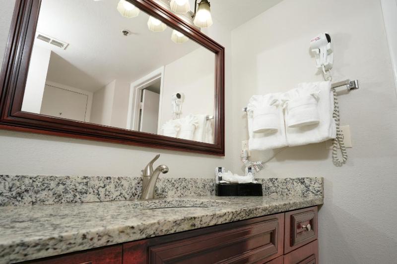 Deluxe One-Bedroom Suite with Balcony image 3