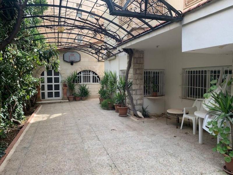 Charming Apartment in Shmeisani - image 1