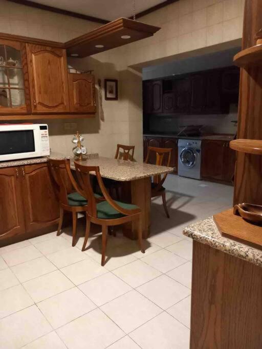 Charming Apartment in Shmeisani - image 2