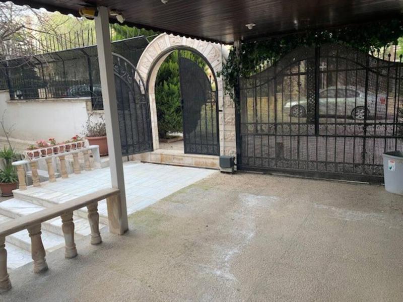 Charming Apartment in Shmeisani - image 5