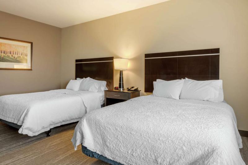 Queen Room with Two Queen Beds - Mobility and Hearing Access/Non-Smoking image 4