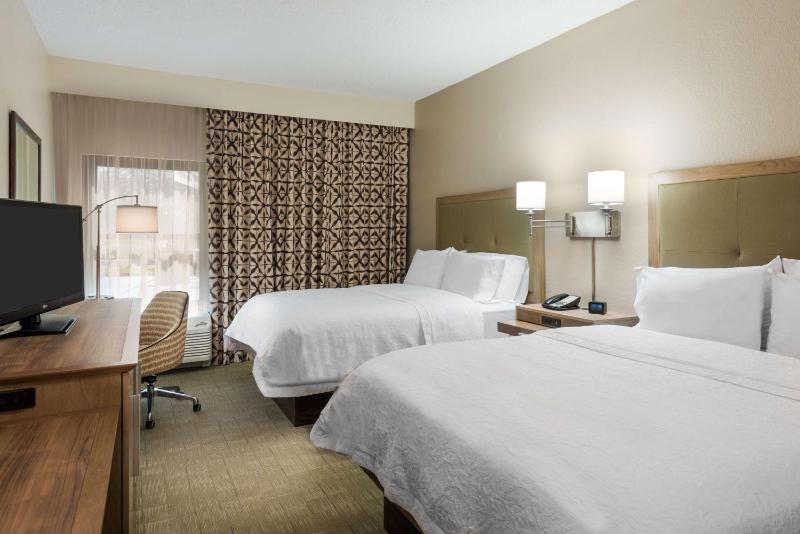 Double Queen Room with Microwave and Refrigerator - Non-Smoking image 4