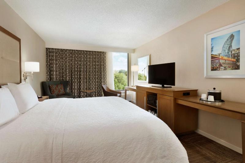 Deluxe King Room - Non-Smoking image 3