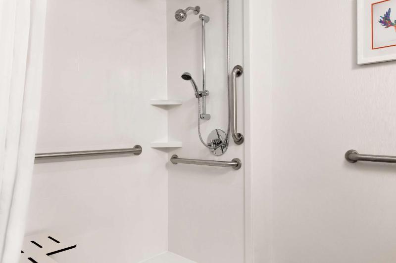 Queen Room with Roll-In Shower - Mobility Access/Non-Smoking image 2