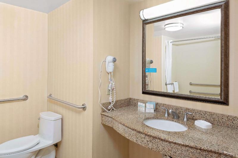 Queen Room with Two Queen Beds - Mobility Access/Non-Smoking image 3