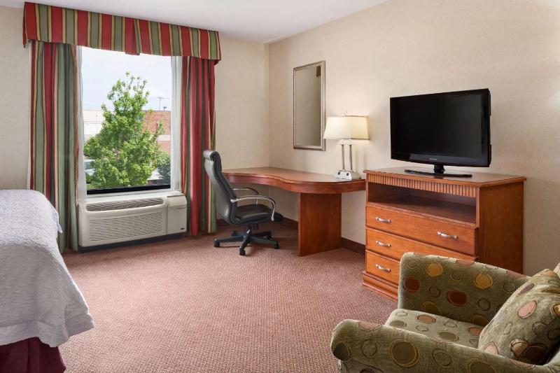 King Room with King Bed - Non-Smoking image 3