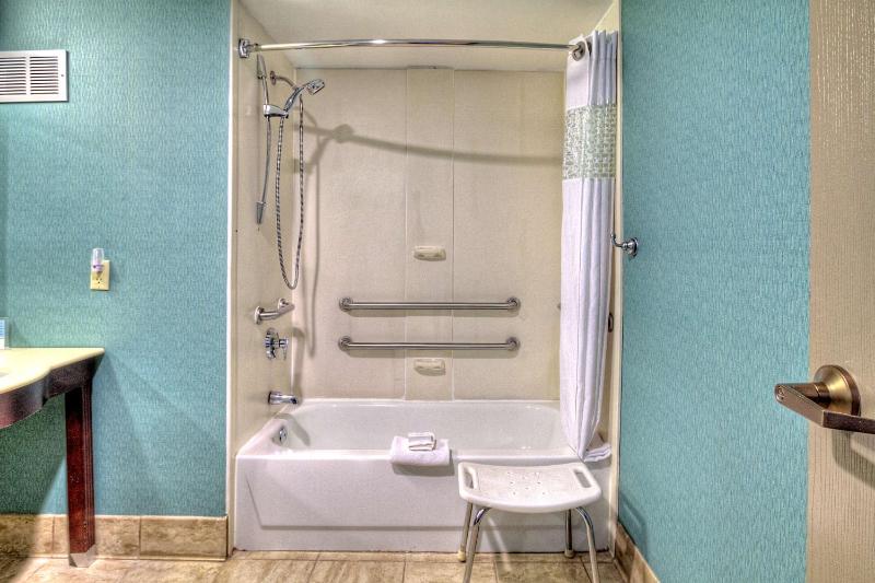 Queen Room with Two Queen Beds - Mobility Access/Non-Smoking image 3