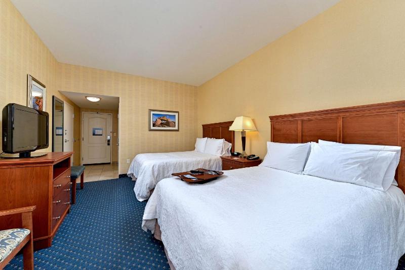 Room with Two Queen Beds - Non-Smoking image 4