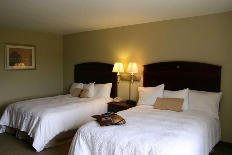 Room with Two Queen Beds - Non-Smoking image 3