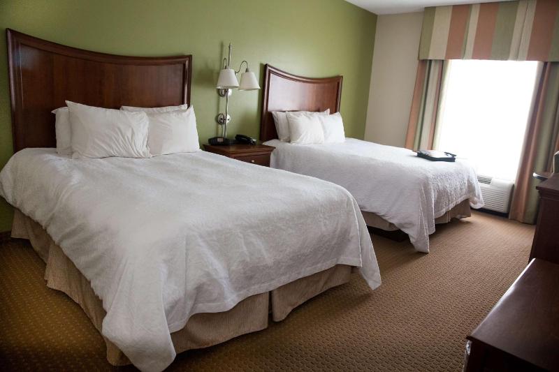 Queen Room with Two Queen Beds - Hearing Access/Non-Smoking image 3