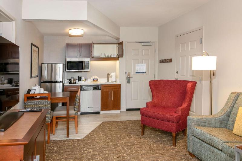 Non-Smoking King Suite with Kitchen image 4