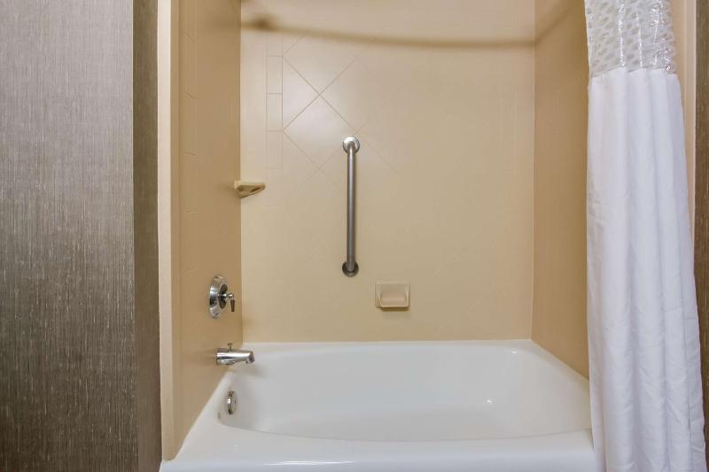 Room with Two Queen Beds - Non-Smoking image 3