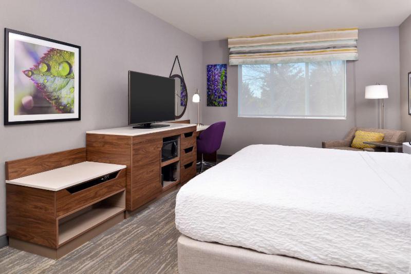 King Room with King Bed - Non-Smoking image 4