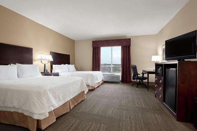 Double Room with Two Queen Beds and Bath Tub - Mobility Access image 3