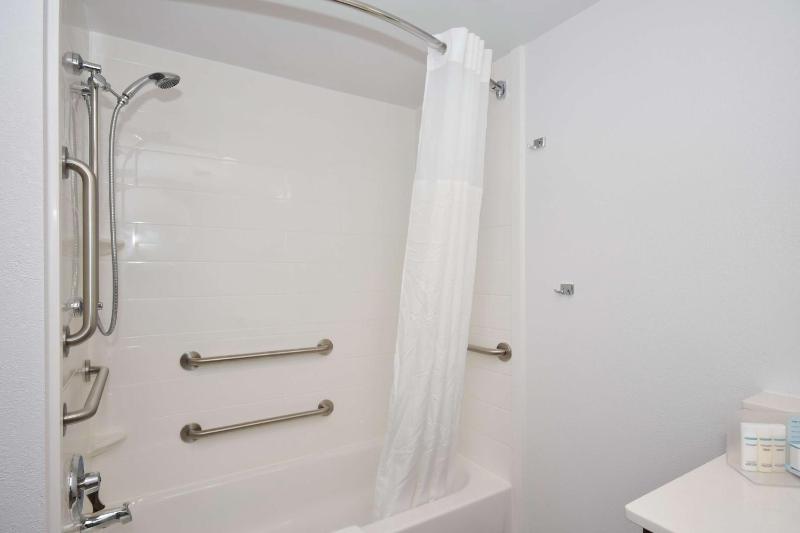 Queen Room with Bath Tub - Disability Access/Non-Smoking  image 2